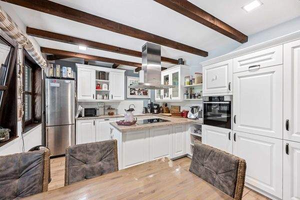 helle Wohnküche mit Kochinsel