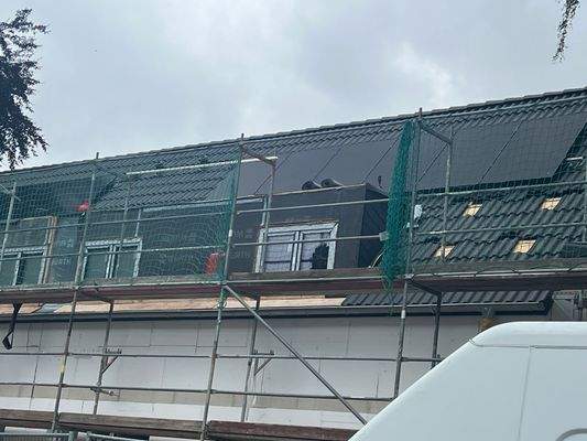 Beidseitig Dachflächen mit PV bedeckt