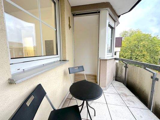 Balkon mit Tisch und Stühlen