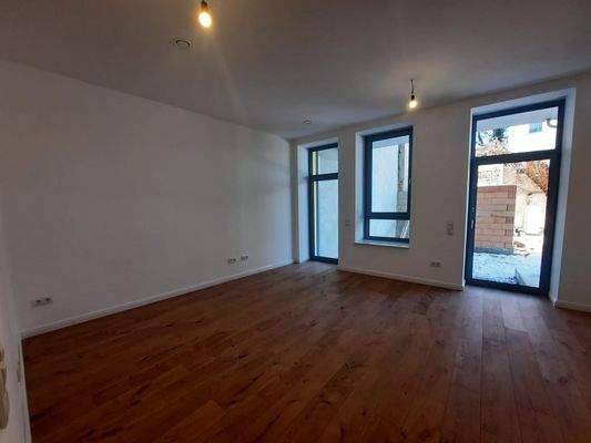 Wohnzimmer mit offenem Küchenbereich