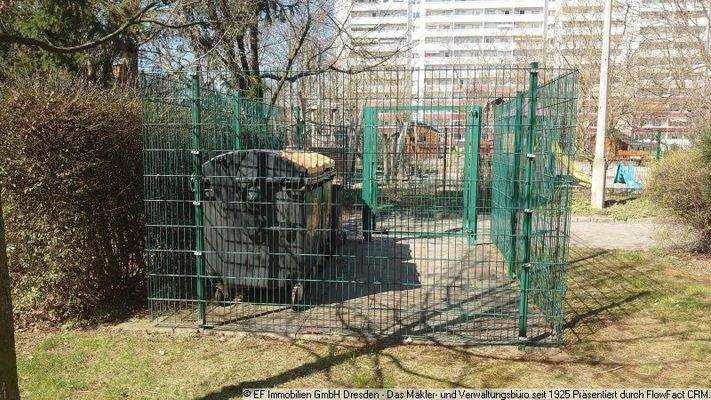 Umzäunter Mülltonnenplatz