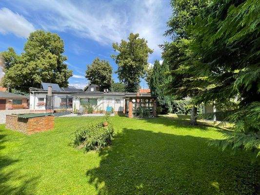 Garten mit Nebengebäude/ Gästehaus