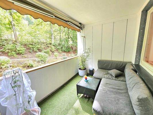 überdachter Balkon mit Blick ins Grüne