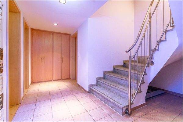 Kellergeschoss - Zugang zum SPA Bereich, Fahrradkeller, Wäscherei und Haustechnik