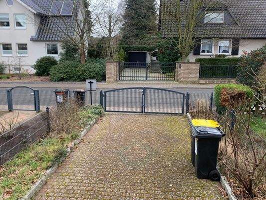 KFZ-Stellplatz vor dem Haus