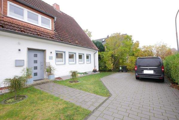 Eingang mit Stellplätzen.JPG