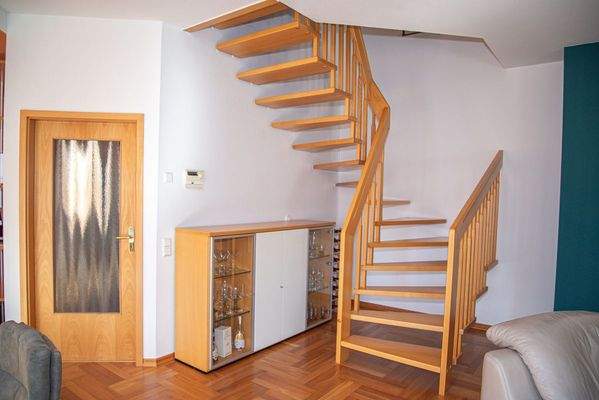 Treppenaufgang im Wohnzimmer zum DG - Whg.1