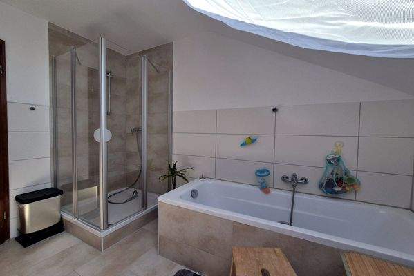 Bad mit Dusche und Badewanne