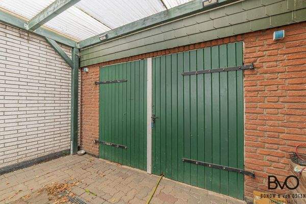 Geräumige Doppelgarage mit Holztoren