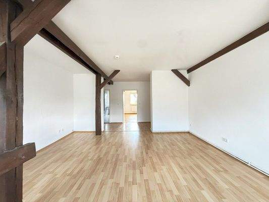 Wohnzimmer mit Blick in Diele + Schlafzi