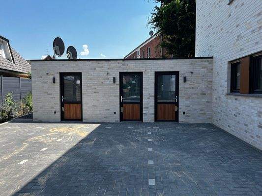 Stellplatz und Fahrradschuppen