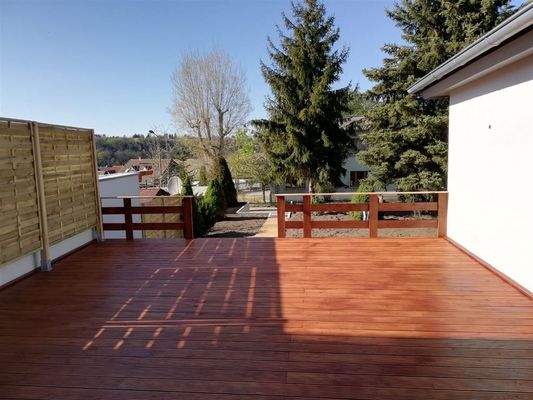 Terrasse mit Blick in den Garten