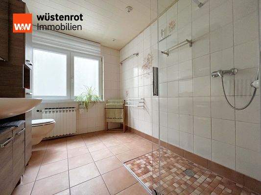 Einliegerwohnung: Saniertes, helles Badezimmer mit bodentiefer Dusche und Tageslicht