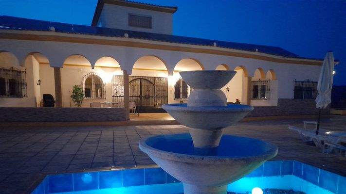 Außenansicht bei Nacht