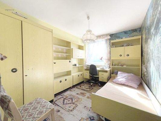 Zweites geräumiges helles Kinderzimmer