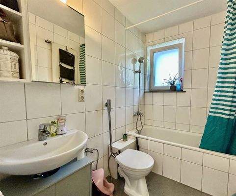 Badezimmer mit Fenster