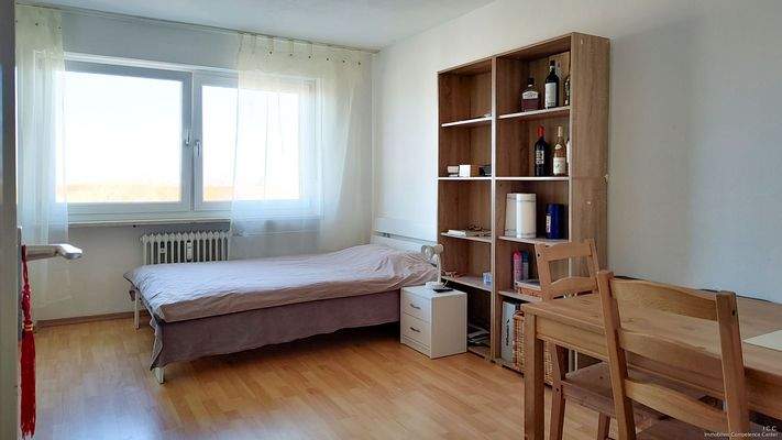 Bett, Regal, Esstisch, alles vorhanden