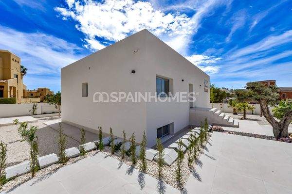 Luxe 3-Bedroom House with Private Swimming Pool in Finestrat