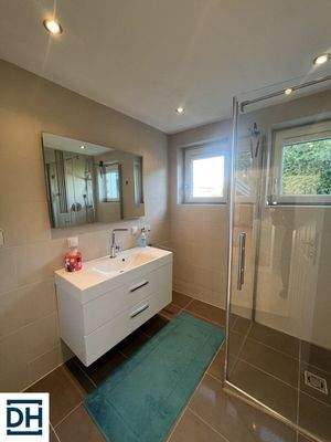 Bad mit Dusche im EG