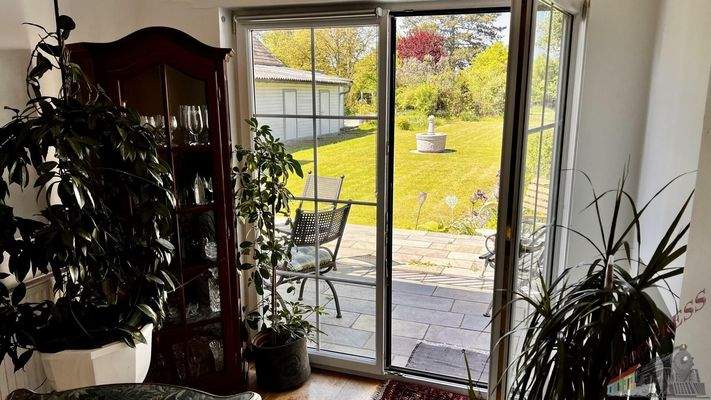 Wohnzimmerblick auf Terrasse und Garten im EG