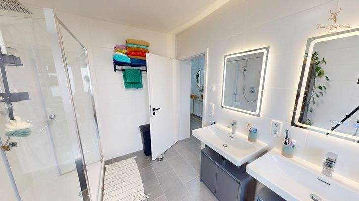 Badezimmer mit ebenerdiger Dusche + Badewanne