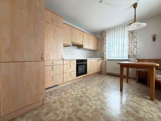 EG: Küche plus gepflegter Einbauküche mit klarer Aufteilung und schönem Tageslicht