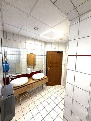 Helle Badezimmeransicht