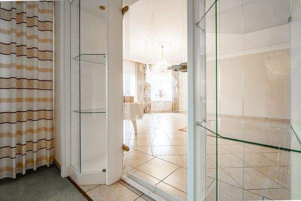 mit einer verglasten Tür