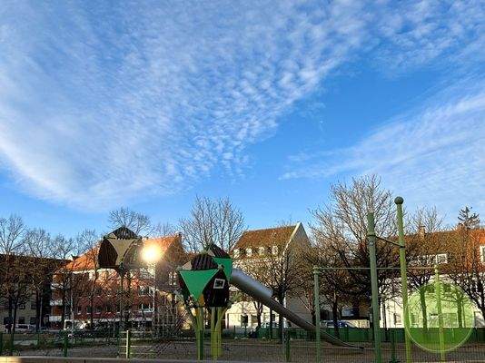Spielplatz und kleiner Park ...