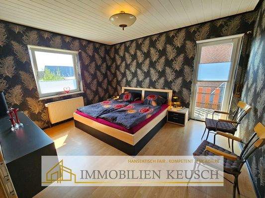 Schlafzimmer mit Zugang zum Balkon OG