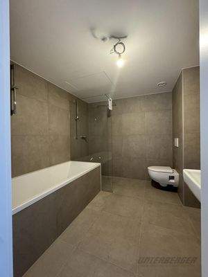 Bad mit Dusche und Wanne