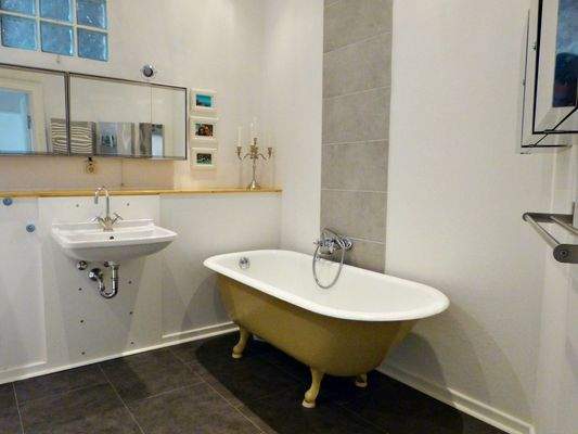 Bad mit freistehender Wanne