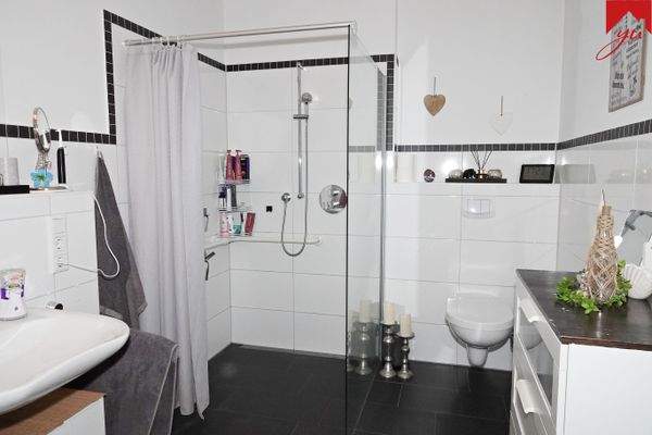 Badezimmer mit Dusche