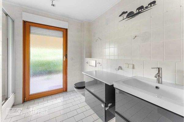 Tageslichtbad mit Wanne und...