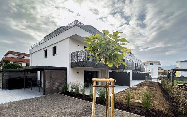 Gebäudeansicht mit Pflanzen