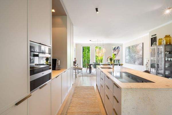 Hochwertige Einbauküche.