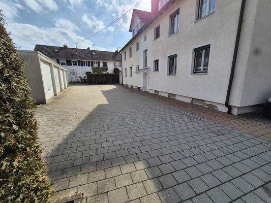 Eingangsbereich mit Garagen