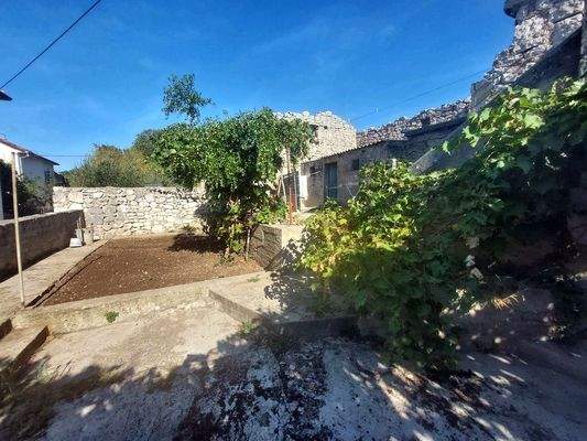 m_Nekretnine Jezera, Kamena kuća sa velikim dvori