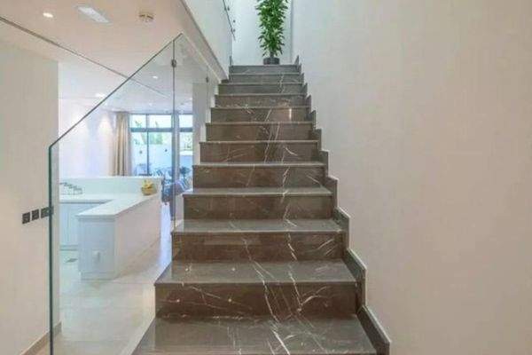 Treppenhaus mit Glasgeländer