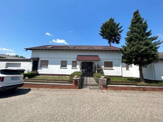 Großes Haus an der Straße