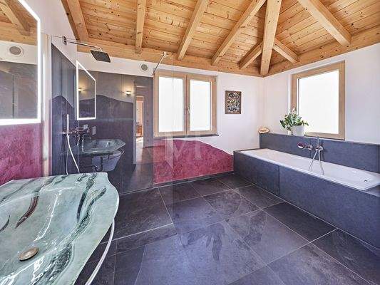 Badezimmer mit Badewanne und Dusche