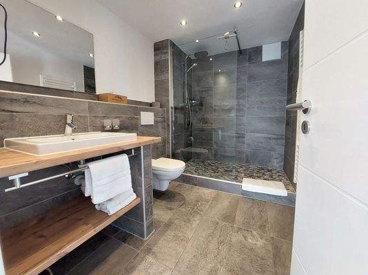 XXL- Duschen im gesamten Haus