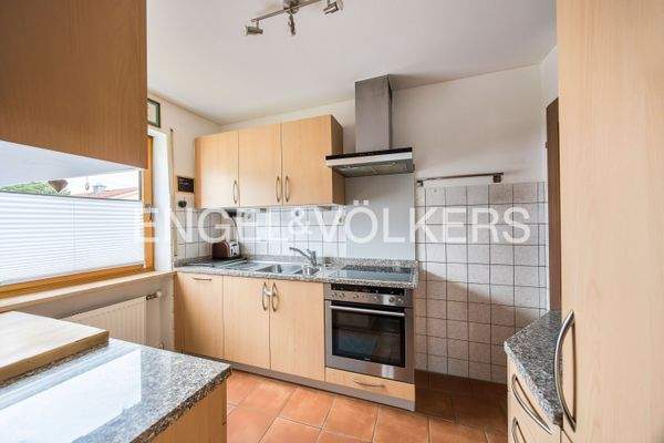 Helle Küche im Erdgeschoss mit "Terracotta"-Fliesenboden - Die Küche ist im Preis inkludiert.