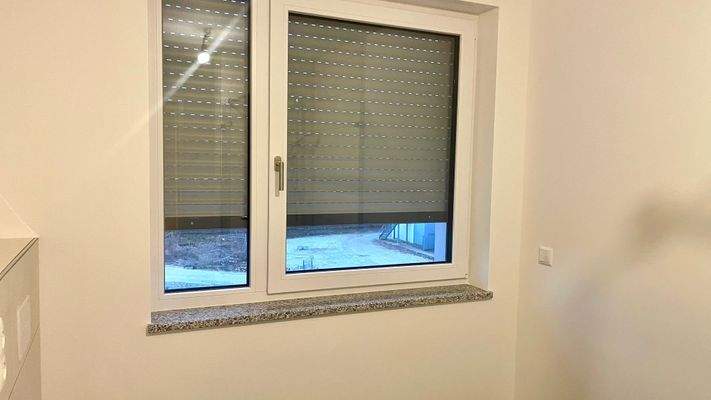 elektrische Rollos an allen Fenstern 