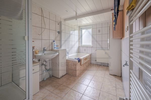 Badezimmer im Anbau (EG)