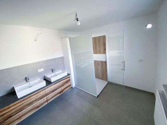 Bad mit Einbauten vom Schreine