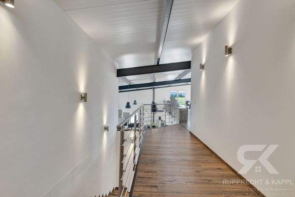 Flur OG Gebäude rechts