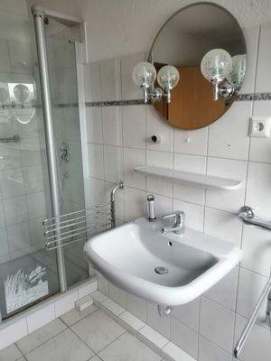 Vollbad mit Dusche und Wanne