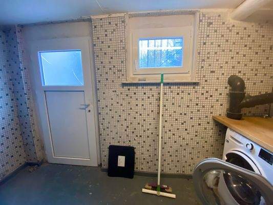 63/ Kellergeschoss: Waschkeller - Teilansicht. Ausgang und Treppenaufgang zum Gartenbereich.