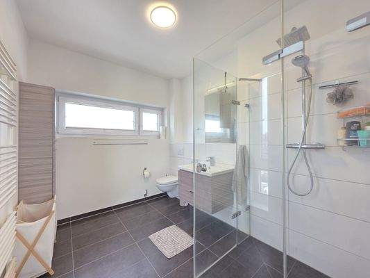 2 Badezimmer mit Dusche neben Elternschlafzimmer